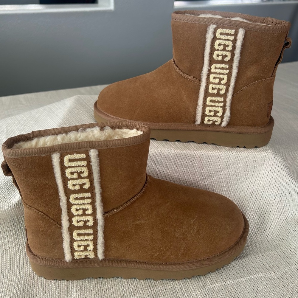 UGG CLASSIC MINI SHEARLING LOGO SUEDE BOOT